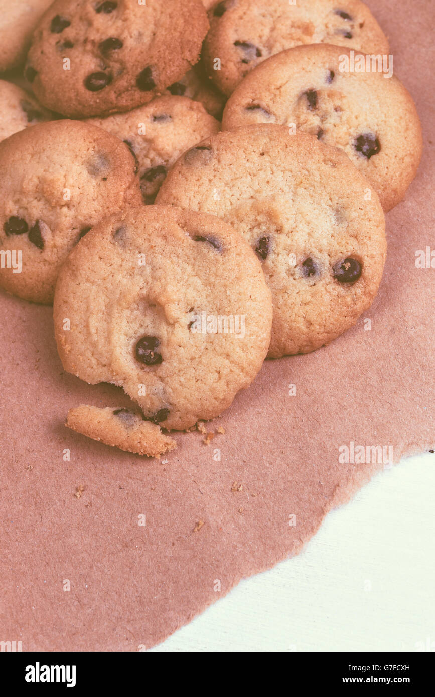 Leckere hausgemachte amerikanische Schokoladenkekse auf rustikalen Holztisch Stockfoto