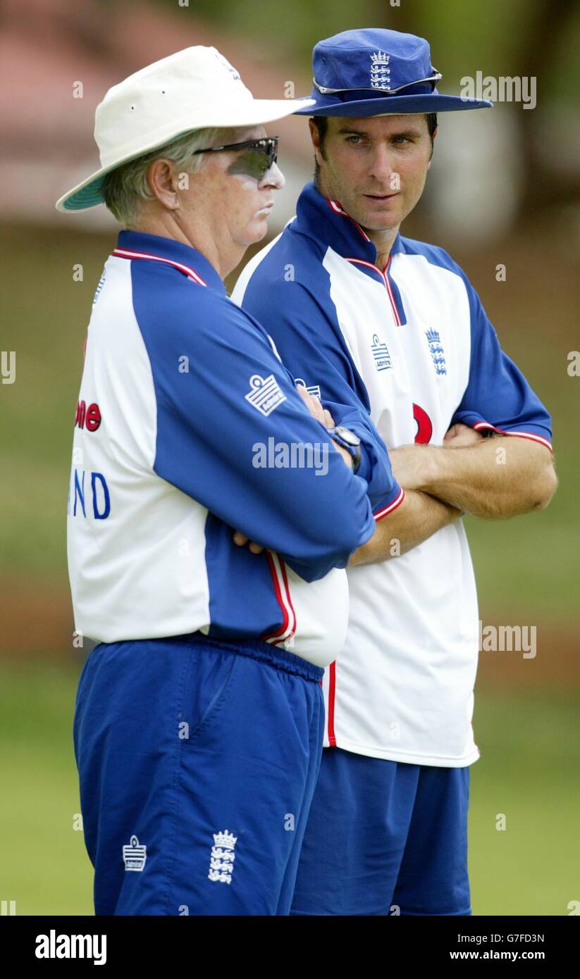 Der englische Cricket-Kapitän Michael Vaughan (R) plaudert mit Trainer Duncan Fletcher während einer Trainingseinheit im Queens Sports Club, Bulawayo. England kam in Bulawayo für die verbleibenden Spiele ihrer eintägigen Serie gegen Simbabwe. Stockfoto