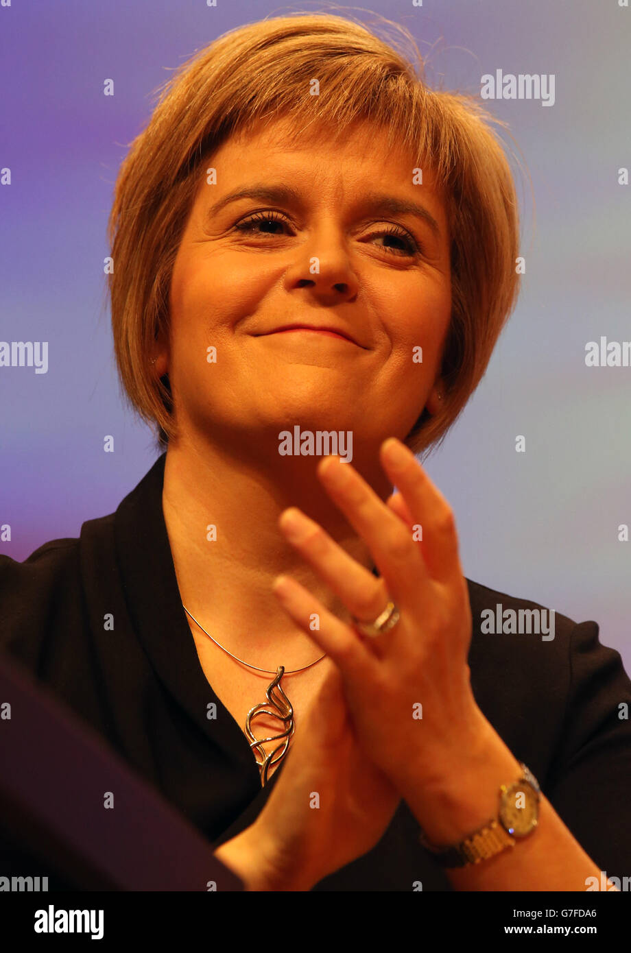 Nicola Sturgeon, neue Vorsitzende der Scottish National Party (SNP), nachdem sie bei der SNP-Jahreskonferenz in der Perth Concert Hall, Schottland, gewählt wurde. Stockfoto