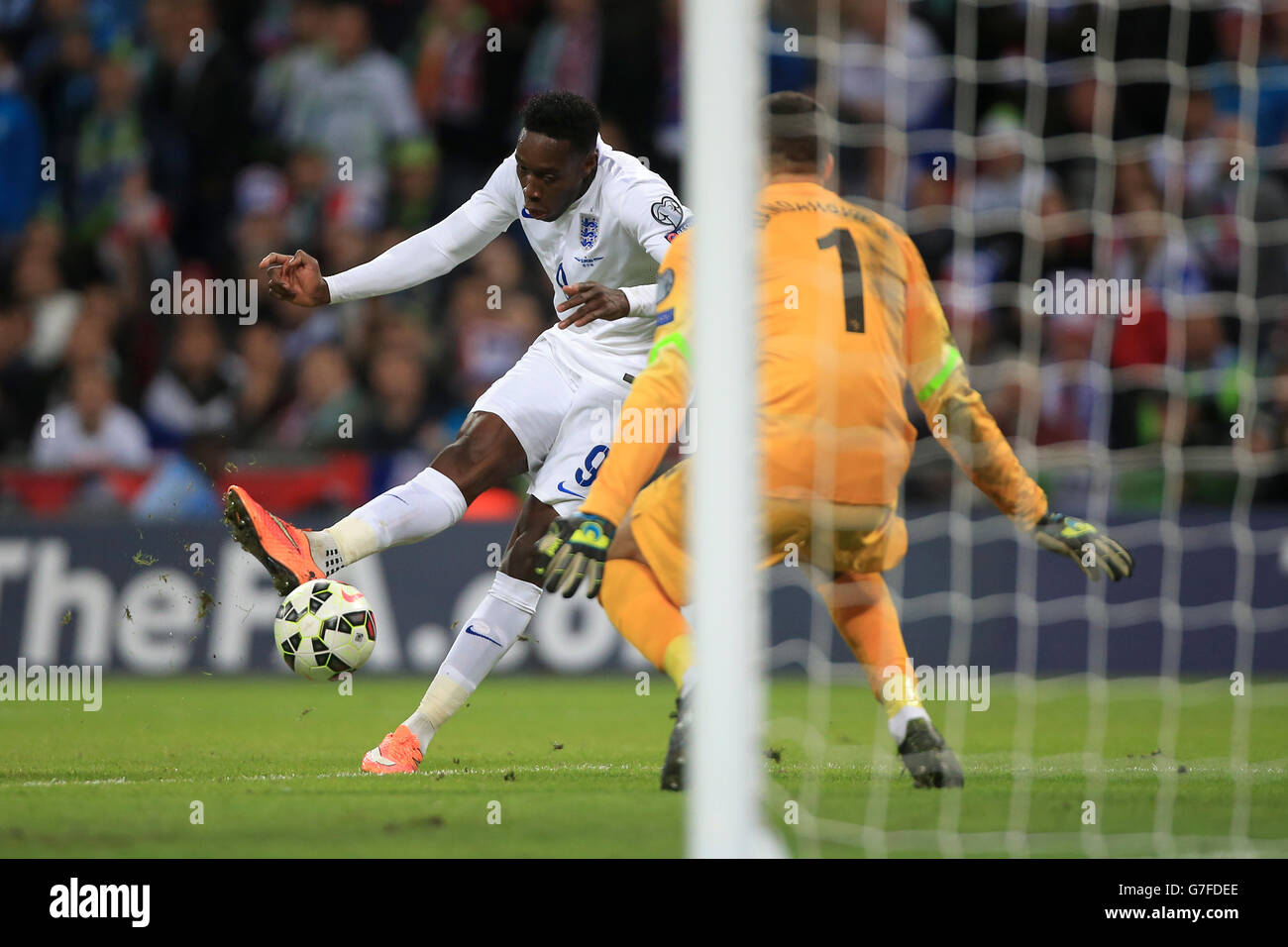 Der Engländer Danny Welbeck erzielt beim UEFA Euro 2016 Group E Qualifying Match im Wembley Stadium, London, das dritte Tor seiner Mannschaft. Stockfoto