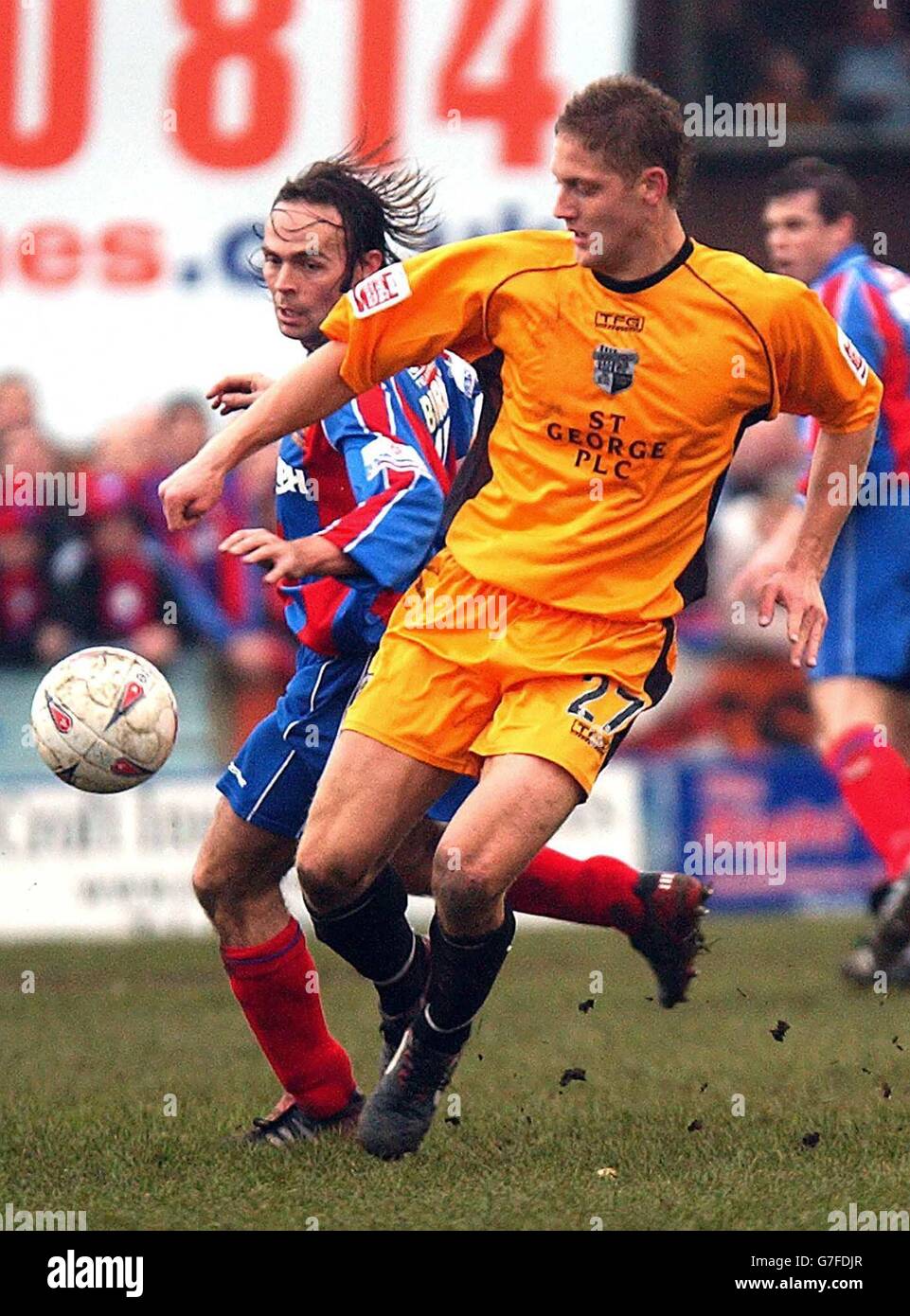 Ben May von Brentford (orange) hält Hinckleys John Burns während des Spiels des FA Cup in der Leicester Road, Hinckley, zurück. KEINE INOFFIZIELLE NUTZUNG DER CLUB-WEBSITE. Stockfoto