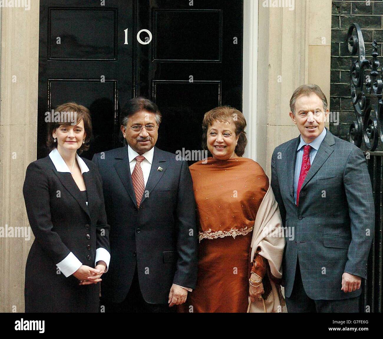 Der britische Premierminister Tony Blair mit seiner Frau Cherie (links) begrüßt den pakistanischen Präsidenten General Pervez Musharraf und seine Frau Begum Sehba vor der Downing Street 10 im Zentrum von London, bevor die Gespräche zwischen den beiden Führern stattfinden. In ihren Gesprächen werden Blair und Präsident Musharraf den internationalen Terrorismus, den Handel und die Lage in Pakistans Nachbarland Afghanistan sowie Kaschmir, dem Gebiet, das Pakistan mit Indien streitet, erörtern. Stockfoto