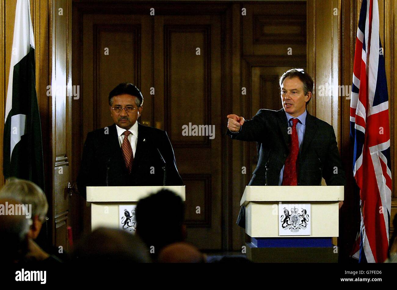 Der britische Premierminister Tony Blair spricht mit dem pakistanischen Präsidenten General Pervez Musharraf während einer gemeinsamen Pressekonferenz in der Downing Street 10 im Zentrum von London zu den Medien. Pakistans Präsident Pervez Musharraf ist in London zu Gesprächen mit dem britischen Premierminister Tony Blair über den internationalen Terrorismus, den Handel und die Lage in Pakistans Nachbarland Afghanistan sowie Kaschmir, dem Gebiet, das Pakistan mit Indien streitet. Stockfoto