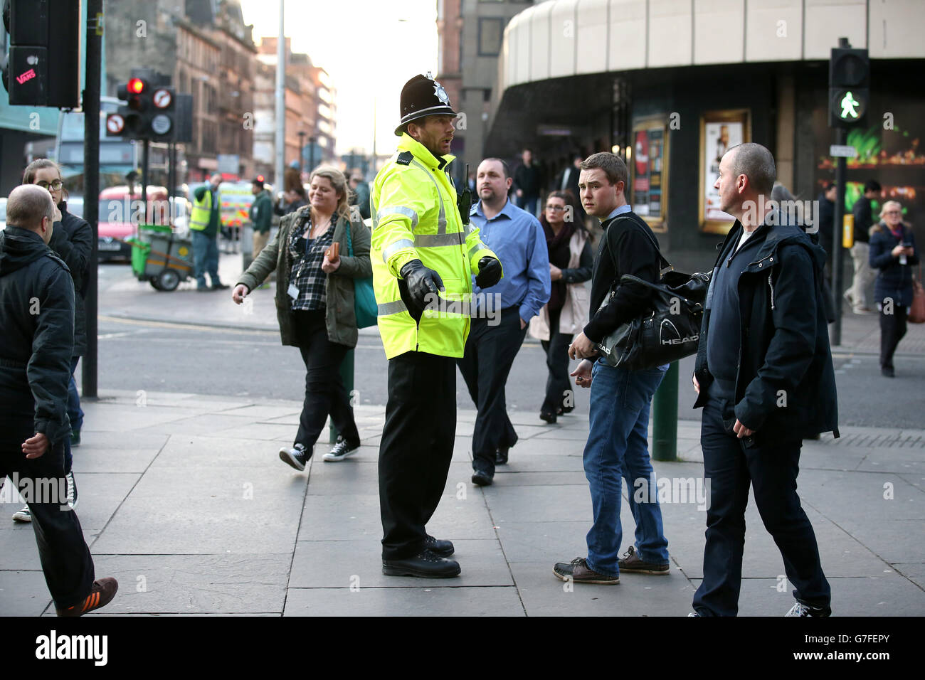 Britische Verkehrspolizei am Hauptbahnhof von Glasgow vor der Internationalen Freundschaftspolizei im Celtic Park, Glasgow. DRÜCKEN SIE VERBANDSFOTO. Bilddatum: Dienstag, 18. November 2014. Siehe PA Story SOCCER Scotland. Bildnachweis sollte lauten: Andrew Milligan/PA Wire. Stockfoto