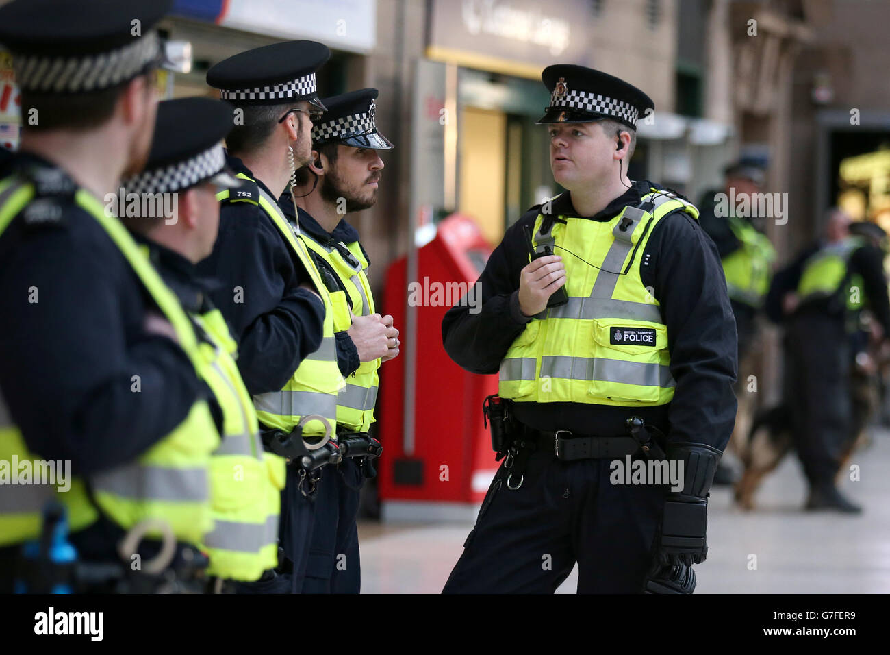Britische Verkehrspolizei am Hauptbahnhof von Glasgow vor der Internationalen Freundschaftspolizei im Celtic Park, Glasgow. DRÜCKEN SIE VERBANDSFOTO. Bilddatum: Dienstag, 18. November 2014. Siehe PA Story SOCCER Scotland. Bildnachweis sollte lauten: Andrew Milligan/PA Wire. EINSCHRÄNKUNGEN: Nutzung unterliegt FA-Einschränkungen. Kommerzielle Nutzung nur mit vorheriger schriftlicher Zustimmung des FA. Keine Bearbeitung außer Zuschneiden. Rufen Sie +44 (0)1158 447447 an, oder besuchen Sie www.paphotos.com/info/, um alle Einschränkungen und weitere Informationen zu erhalten Stockfoto