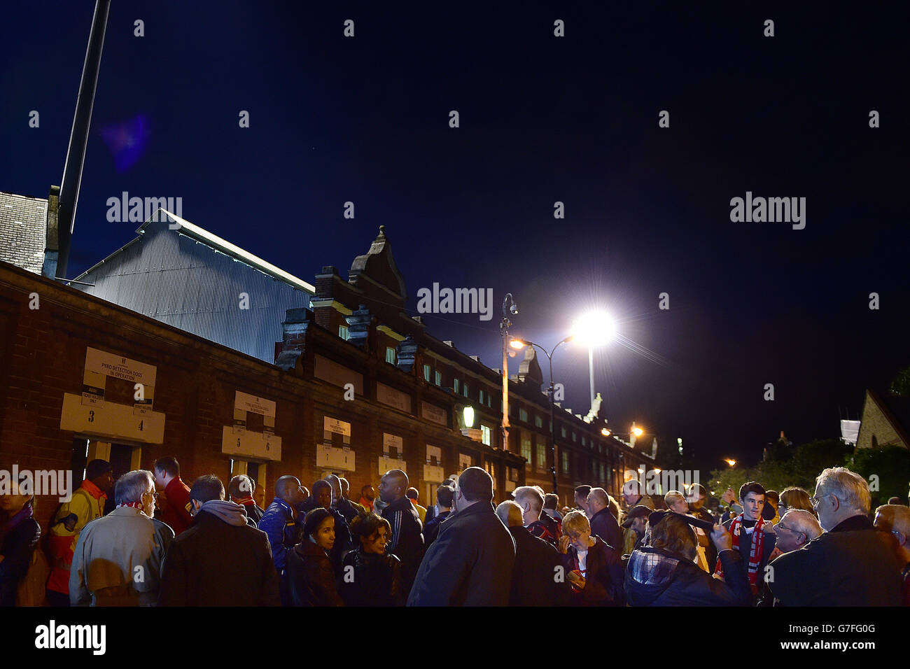 Fußball - Sky Bet Championship - Fulham gegen Charlton Athletic - Craven Cottage. Eine allgemeine Außenansicht des Craven Cottage bei Nacht Stockfoto