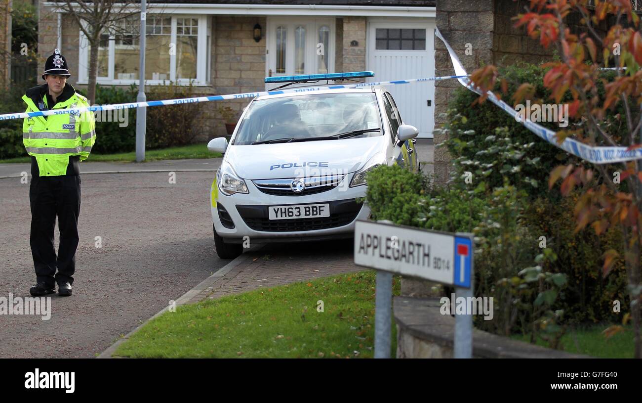 Die Polizei nahm am Tatort in der Gegend von Clayton in Bradford Teil, nachdem vier Menschen tot aufgefunden wurden. Stockfoto