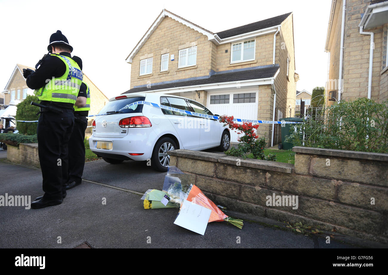 EDS-ANMERKUNG: DIE VON DER PA PICTUREDESK Polizei VERPIXELTE NUMMERNTAFEL nimmt an der Szene im Clayton-Gebiet von Bradford Teil, nachdem vier Menschen tot aufgefunden wurden. Stockfoto