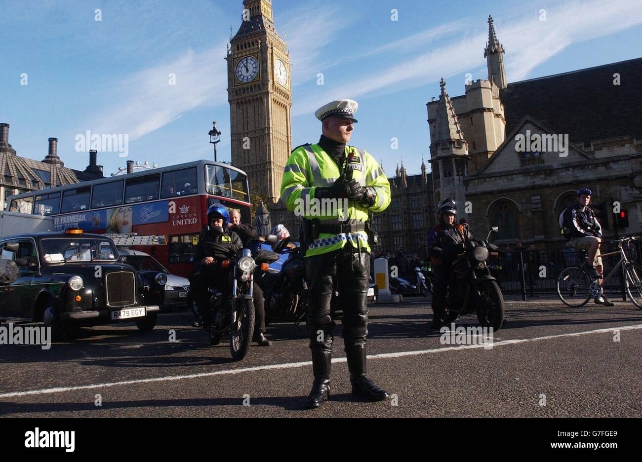 Zum Waffenstillstandstag, der in diesem Jahr mit der königlichen Eröffnung des Gedenkfeldes in der Westminster Abbey zusammenfällt, wird auf dem Parliament Square in London ein zweiminütiges Schweigen beobachtet. Stockfoto