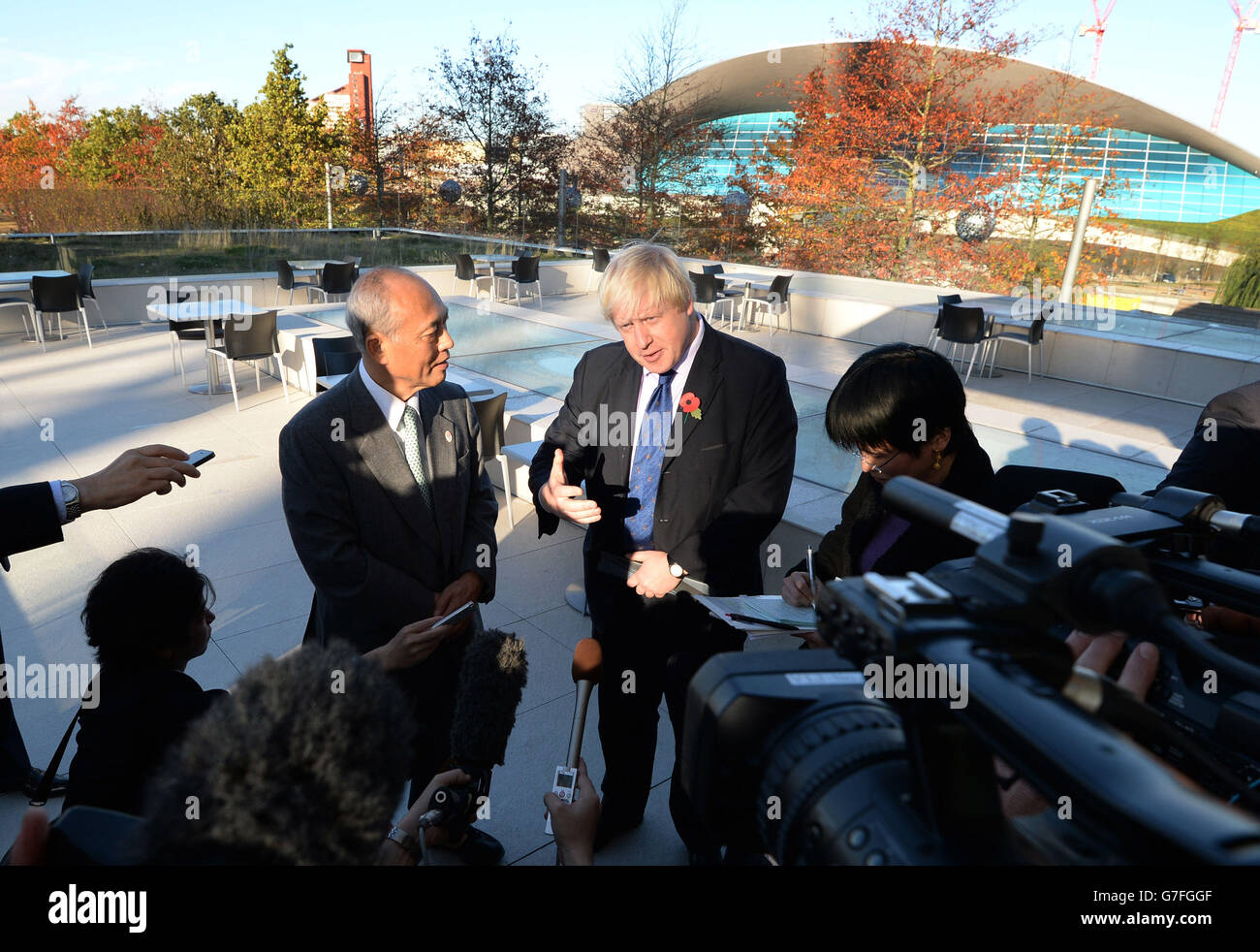 Der Bürgermeister von London, Boris Johnson, begrüßt den Gouverneur von Tokio, Yoichi Masuzoe, im Olympischen Park in London, wo er ihm die verschiedenen Olympischen Spiele in London 2012 vor Tokio, wo die Spiele 2020 ausgetragen werden, zeigte. Stockfoto