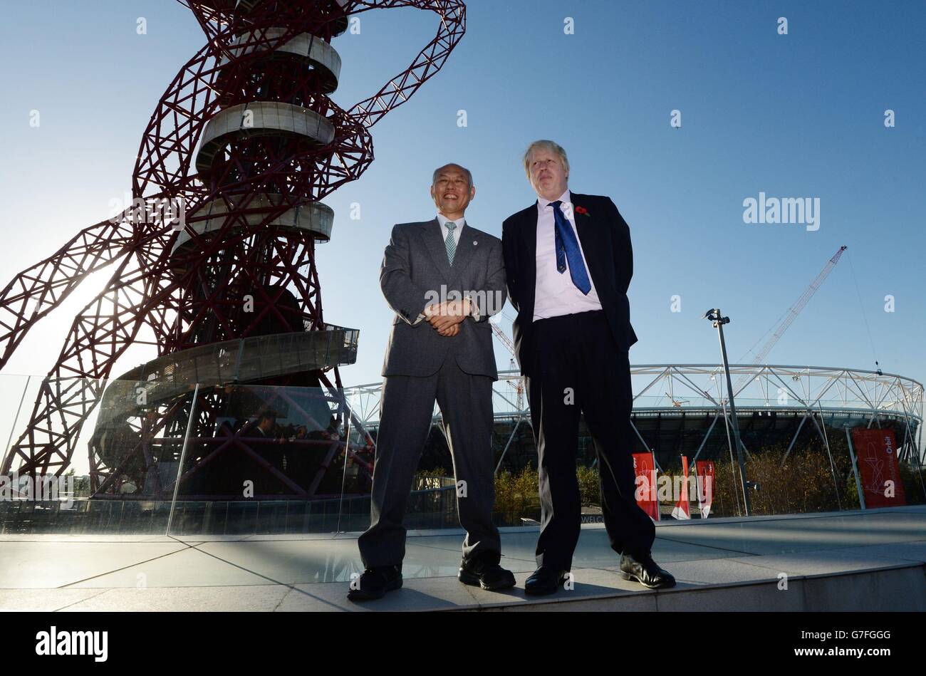 Der Bürgermeister von London, Boris Johnson, begrüßt den Gouverneur von Tokio, Yoichi Masuzoe, im Olympischen Park in London, wo er ihm die verschiedenen Olympischen Spiele in London 2012 vor Tokio, wo die Spiele 2020 ausgetragen werden, zeigte. Stockfoto