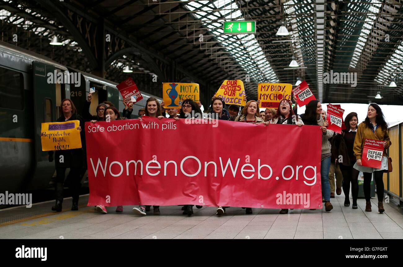 Wahlkämpfer am Bahnhof Connolly in Dublin, nachdem sie mit dem Zug von Dublin nach Belfast fuhren, um Abtreibungspillen zurückzubringen, die in der Republik Irland nicht verfügbar sind. Stockfoto