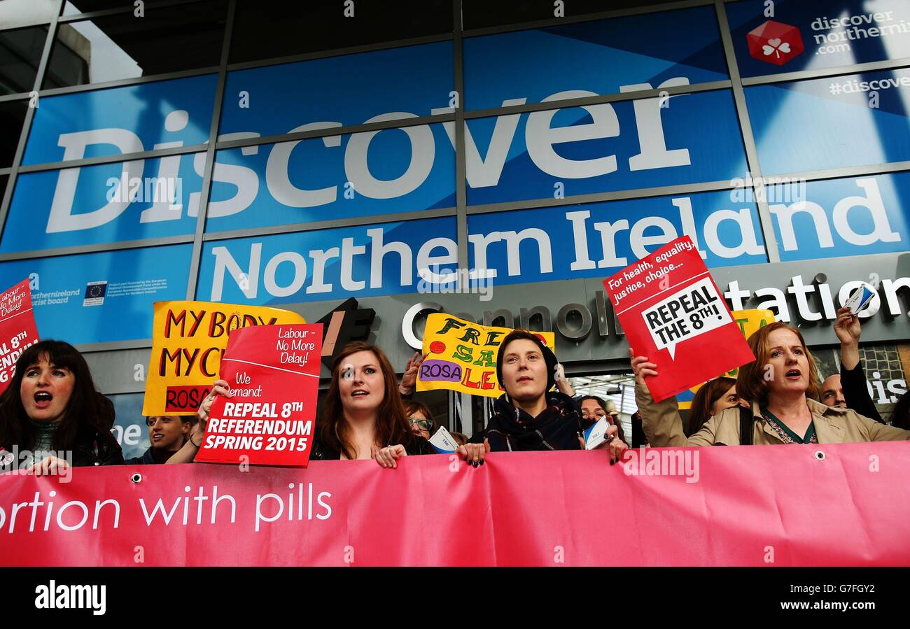 Wahlaktivisten wie Ruth Coppinger TD (rechts) am Bahnhof Connolly in Dublin, nachdem sie mit dem Zug von Dublin nach Belfast fuhren, um Abtreibungspillen zurückzubringen, die in der Republik Irland nicht verfügbar sind. Stockfoto