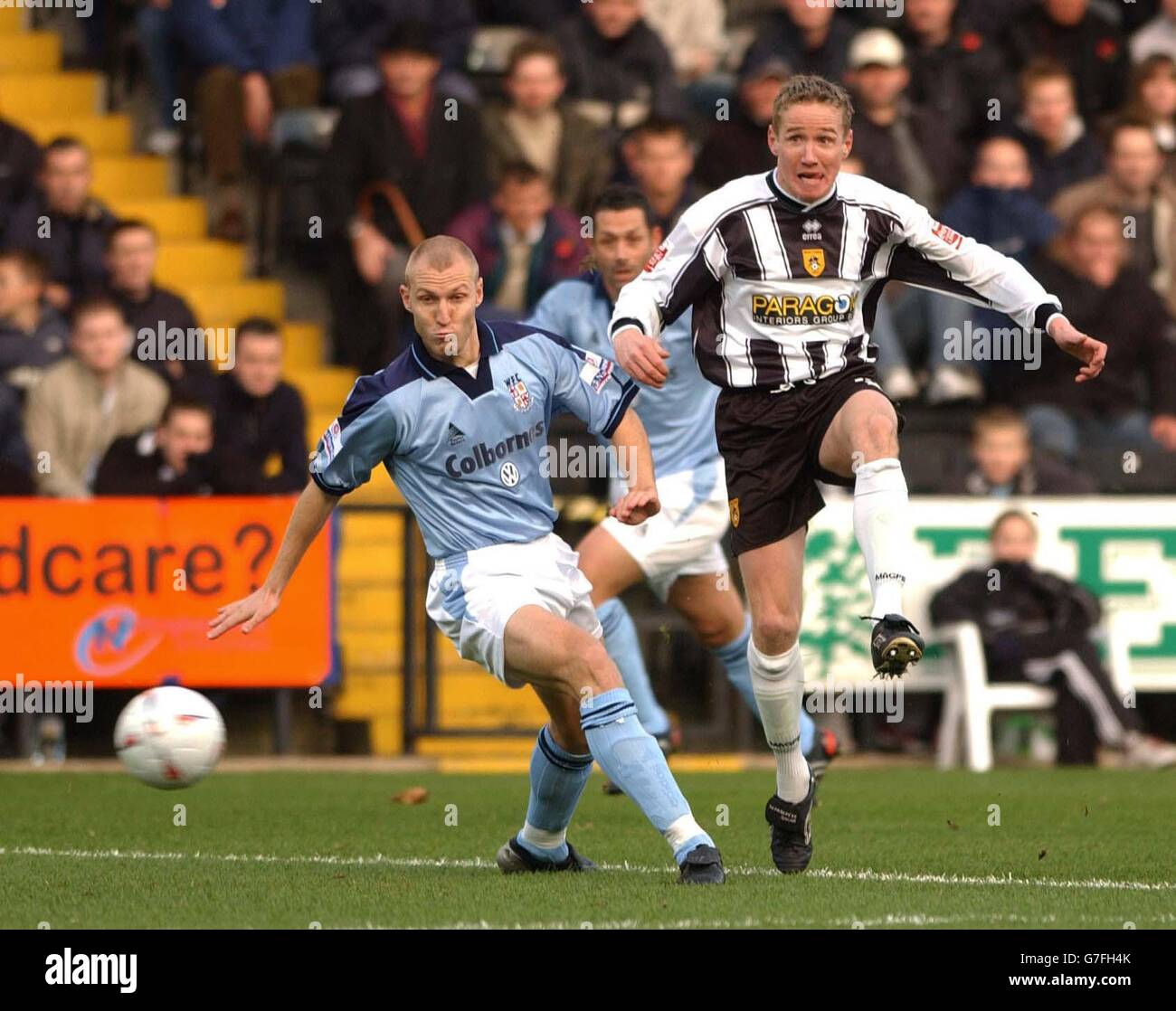 Der Stürmer von Notts County, Glynn Hurst, lässt sich während des Spiels der ersten Runde des FA Cup in Meadow Lane, Nottingham, am Samstag, dem 13. November 2004, einem Tackle von Wokings Karl Murray entgehen. KEINE INOFFIZIELLE NUTZUNG DER CLUB-WEBSITE. Stockfoto