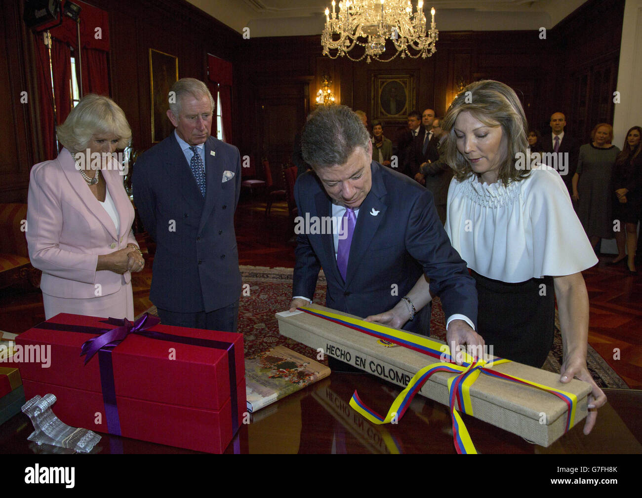 Der Prinz von Wales und die Herzogin von Cornwall während des Geschenkaustauschs mit Präsident Santos und seiner Frau Marcia im Palacio de Narino in Bogota. Stockfoto