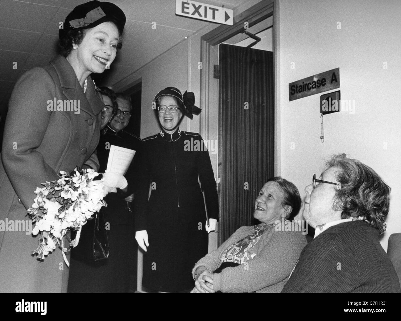 Königin Elizabeth II chattet mit einem Bewohner des Heilsarmee-Hostels „Hope Town“, das sie offiziell eröffnet hat. Das Zentrum in Whitechapel bietet Obdachlosen Schutz. *Scannen aus dem Druck. Hochauflösende Version auf Anfrage erhältlich* Stockfoto