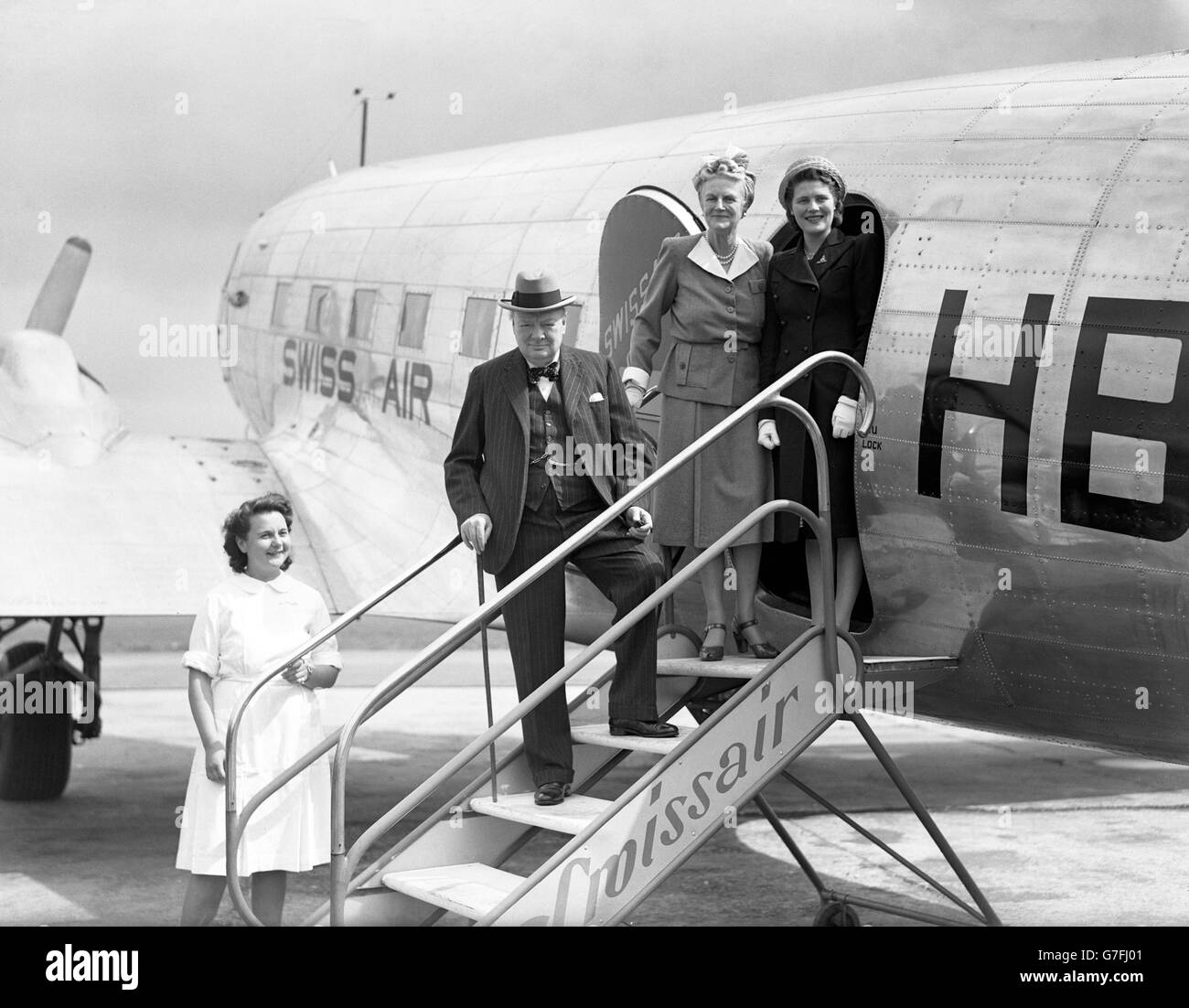 Herr und Frau Churchill, zusammen mit Frau Mary Churchill, auf den Stufen ihres Flugzeugs auf dem Flugplatz Biggin Hill in London, bevor sie in die Schweiz aufbricht. Sie besuchen Schweizer Freunde, die ihnen eine Villa am Genfer See zur Verfügung gestellt haben. Stockfoto