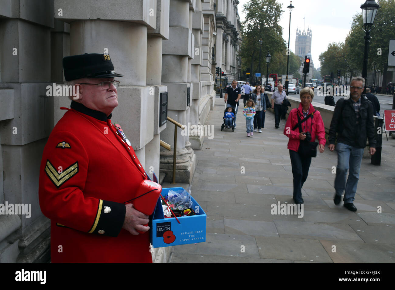 Chelsea Rentner Corporal Peter Caiger von der Royal Army Service Core verkauft Mohnblumen am London Mohn Tag im Zentrum von London. Stockfoto
