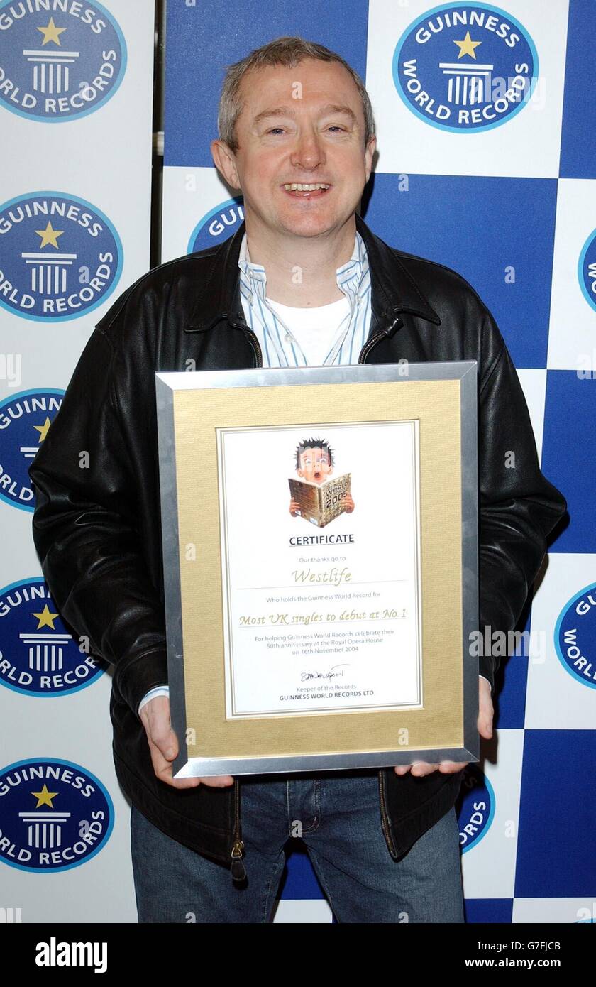 Der Musikproduzent Louis Walsh vertritt seine Boyband Westlife, der den Rekord für die meisten britischen Singles hält, die auf Platz eins bei einem Fotocall für die 50-jährige Party des Guinness Book of Records im Royal Opera House in London debütieren. Stockfoto