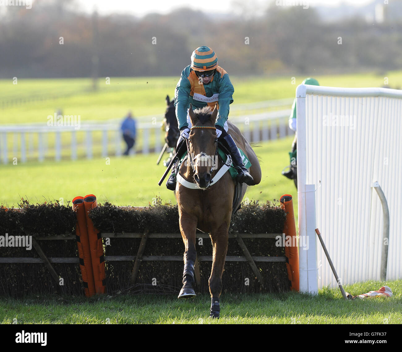 Cole Harden und Gavin Sheehan gewinnen beim Charlie Hall Chase Day auf der Wetherby Racecourse das Bet 365 Hurdle Race. Stockfoto