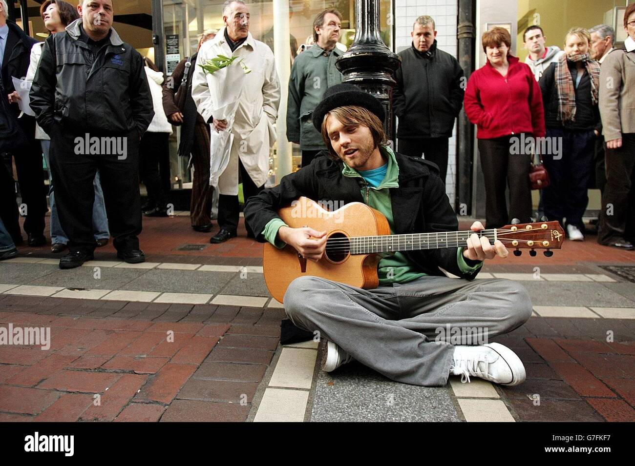 Brian McFadden, irischer Popstar und ehemaliges Mitglied der Charttopping-Boy-Band Westlife, fotografiert in Dublins Grafton Street, wo er sich beim Bucking für GMTV'S Entertainment Today-Programm versuchte. Die Zuschauer können sehen, wie er tat, als die Sendung ausgestrahlt wird Freitag, 19. November 2004. . Stockfoto