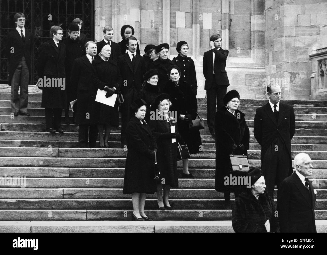 Königin Elizabeth II. Mit Mitgliedern der britischen und europäischen Königsfamilie auf den Stufen der St. George's Chapel im Schloss Windsor. Sie nahmen an der Beerdigung von Prinzessin Alice, Gräfin von Athlone, der letzten Überlebenden der 37 Enkelkinder von Königin Victoria, Teil. Stockfoto
