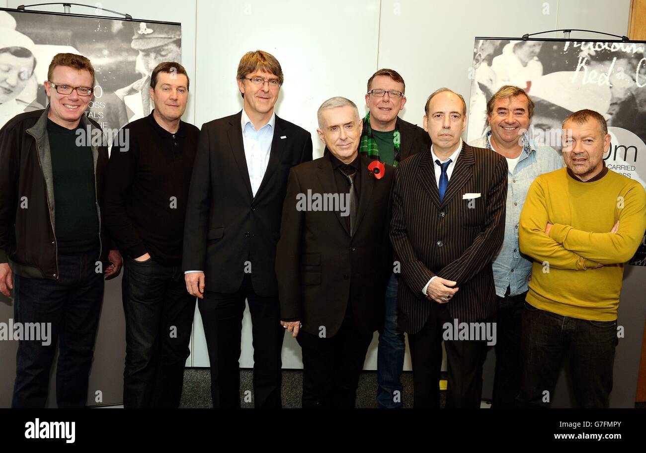 (Links - Rechts) Craig Reid, Peter Hooton, Mike Adamson Chief Executive British Red Cross, Holly Johnson, Charlie Reid, Mick Jones, Jonathan Pearce und Steve Grims während der Veröffentlichung einer Re-Aufnahme von All Together Now in London, um Geld für das Britische Rote Kreuz zu sammeln. Stockfoto