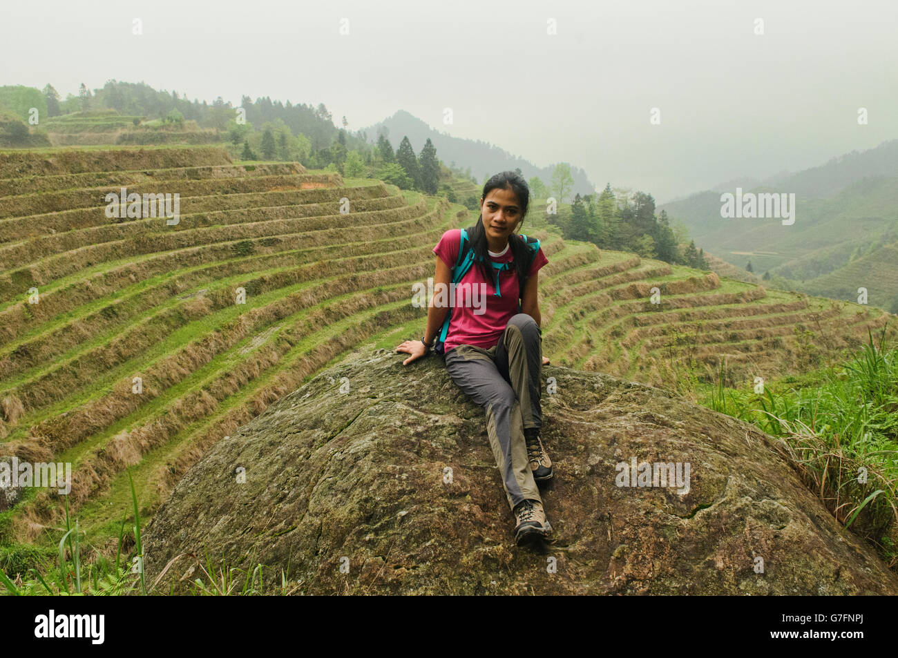 Trekker eine Pause von den Reisterrassen von Jinkeng in Longji, autonome Region Guangxi, China Stockfoto