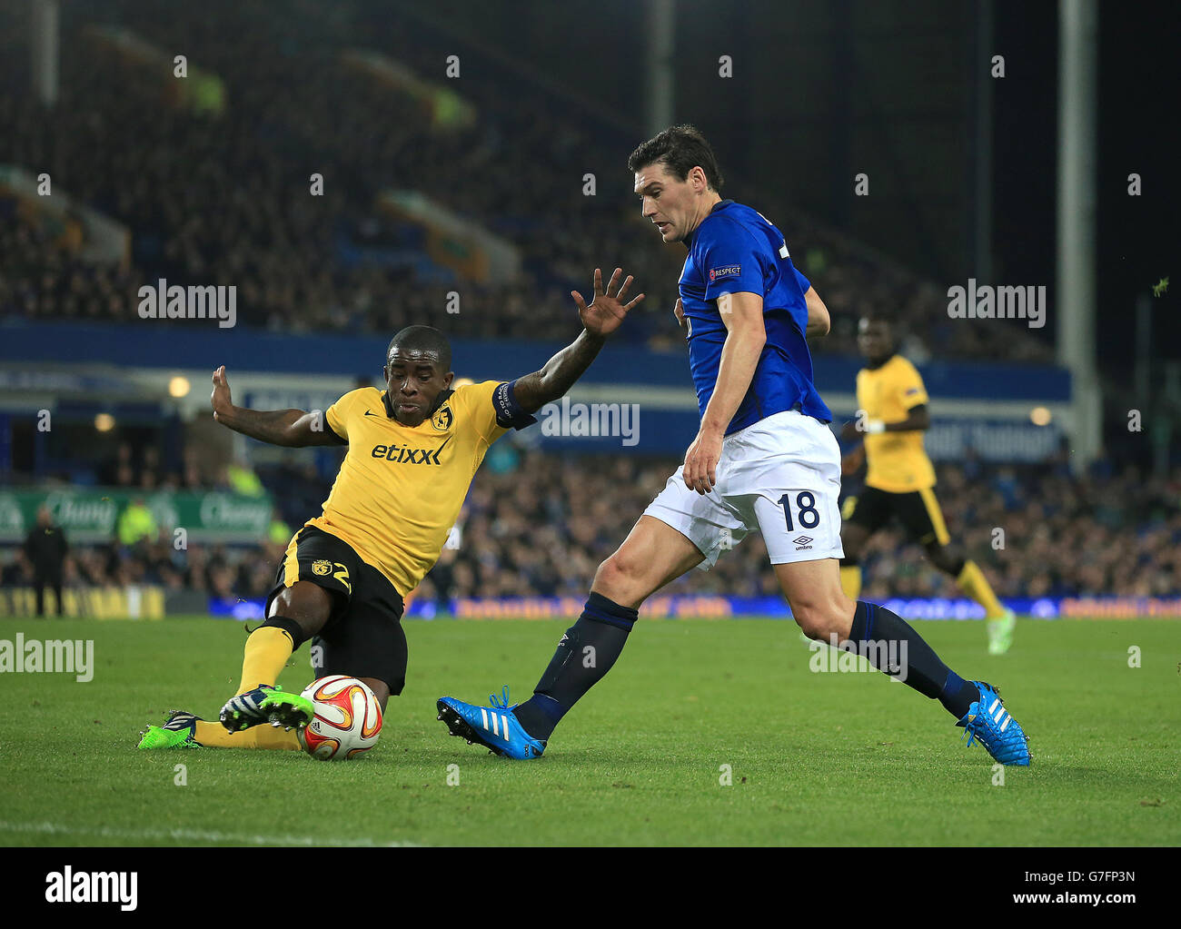 Everton's Gareth Barry (rechts) und Lille's Rio Mavuba (links) in Aktion Stockfoto