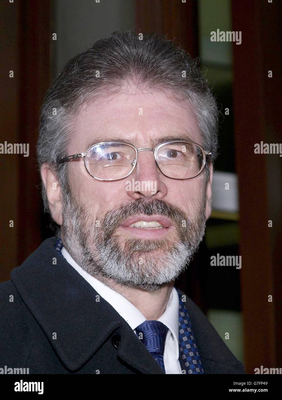 Der Chef der nordirischen Sinn Fein Gerry Adams trifft sich mit Irlands Premierminister, Taoiseach, Bertie Ahern, in der irischen Botschaft in London, um eine Reihe von Treffen mit allen am Friedensprozess in Nordirland beteiligten Parteien zu beginnen. Stockfoto