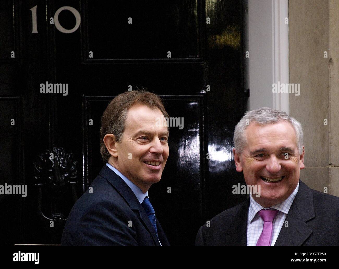 Der britische Premierminister Tony Blair und der irische Premierminister Bertie Ahern (rechts) stehen vor der Haustür der Downing Street 10, Beim Beginn einer Reihe von Treffen mit allen am Friedensprozess in Nordirland beteiligten Parteien in der Nähe des Vorsitzenden der Demokratischen Unionistischen Partei Nordirlands Ian Paisley. Stockfoto