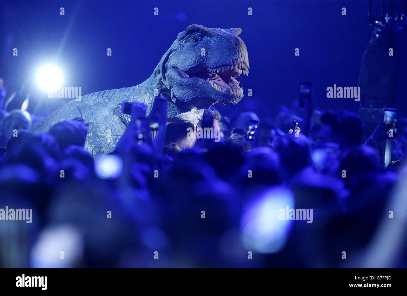 MTV Europe Music Awards - Show - Glasgow. Ein T-Rex-Dinosaurier in der Menge während der MTV Europe Music Awards 2014 im SSE Hydro, Glasgow, Schottland. Stockfoto