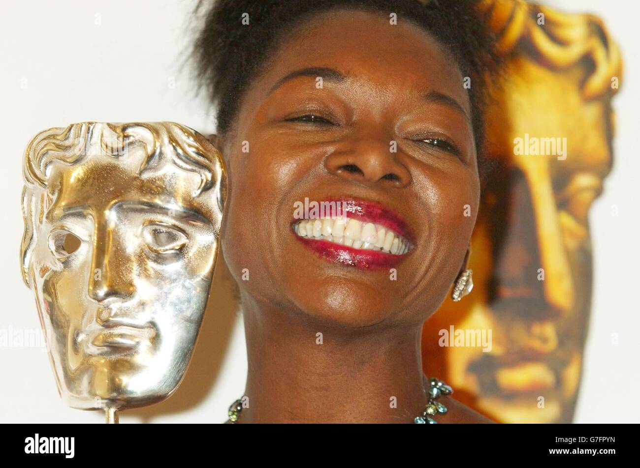 Gewinner des Special Award Floella Benjamin mit ihrer Auszeichnung während der British Academy Children's Film and Television Awards, in Zusammenarbeit mit der LEGO Company, im Park Lane Hilton im Zentrum von London. Stockfoto