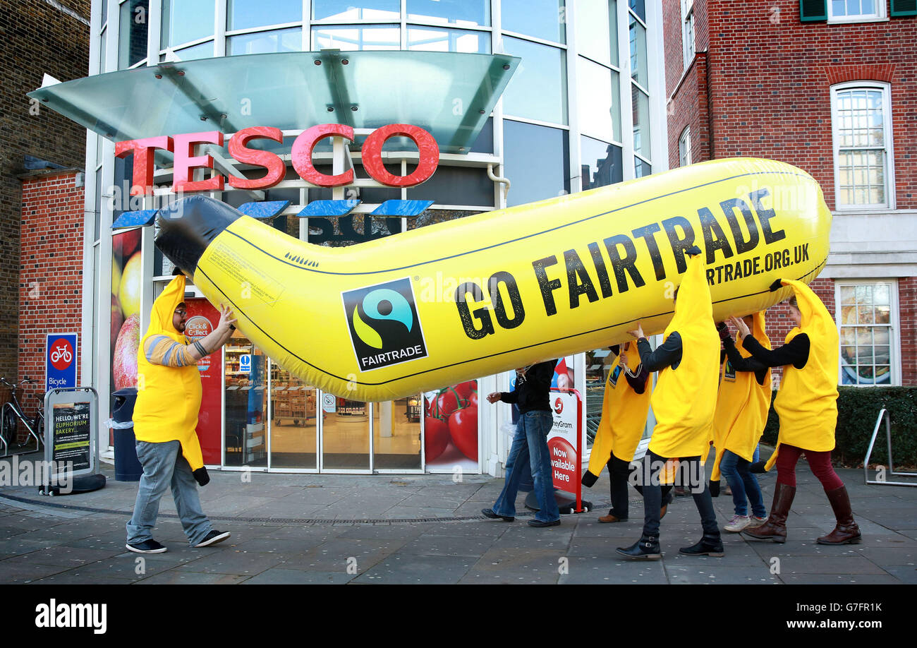 Fairtrade-Aktivisten besuchen Tesco in Clapham Common, im Süden Londons, und fordern die Supermarktkette auf, mehr Fairtrade-Bananen zu verkaufen. Stockfoto
