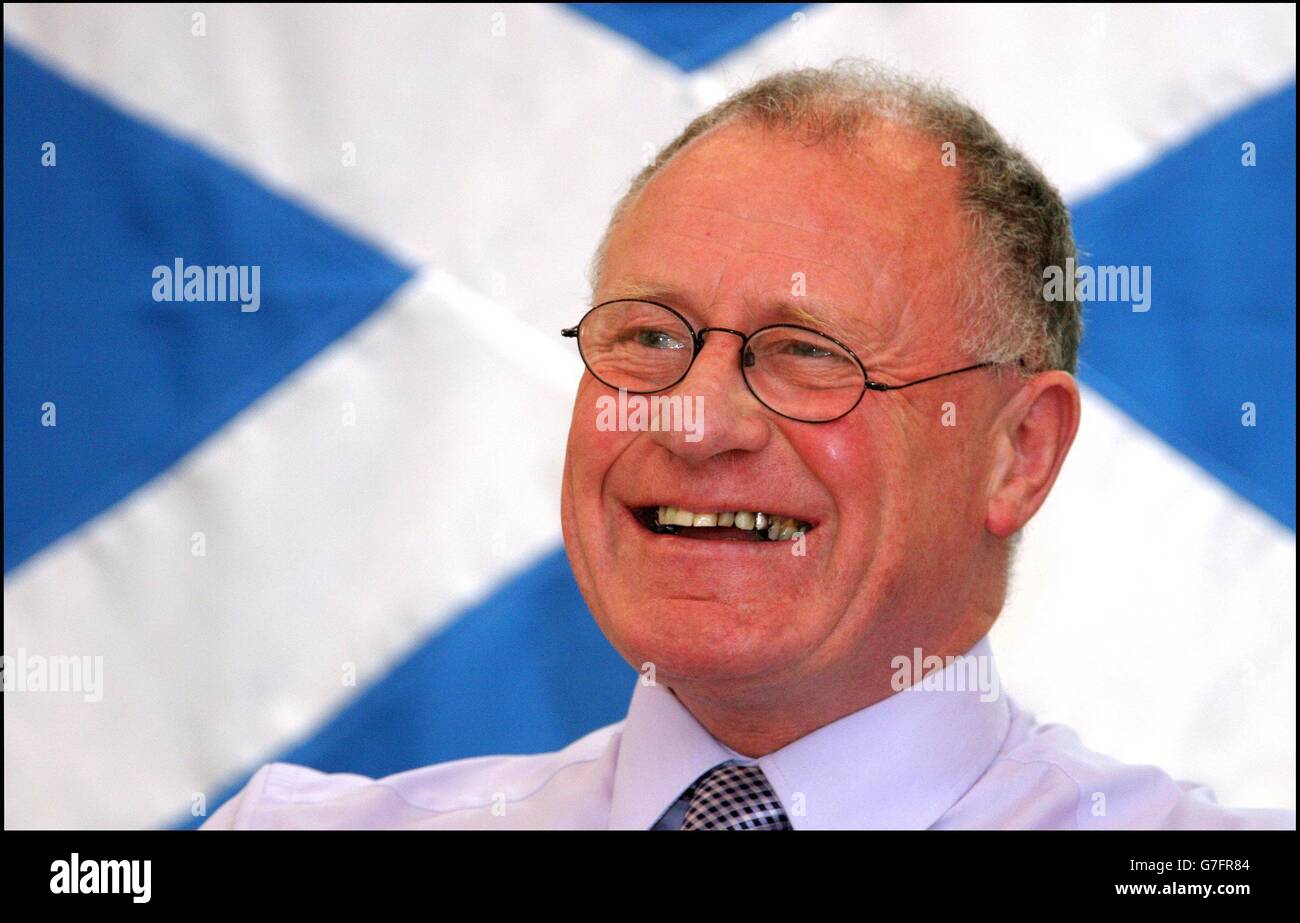Schottisches Parlament, unabhängiger MSP Dennis Canavan mit der schottischen Saltyre-Flagge in einem Ausschussraum des Holyrood-Gebäudes des schottischen Parlaments in Edinburgh. Heute werden Vorschläge für den Andreaskrebs-Tag gemacht, der zu einem nationalen Feiertag gemacht werden soll. Dennis Canavan MSP wurde heute Morgen von Unterstützern der Idee im schottischen Parlament unterstützt, als er einen Gesetzesvorschlag für den 30. November einführte, der in einen Tag nationaler Feierlichkeiten umgewandelt werden sollte. Stockfoto
