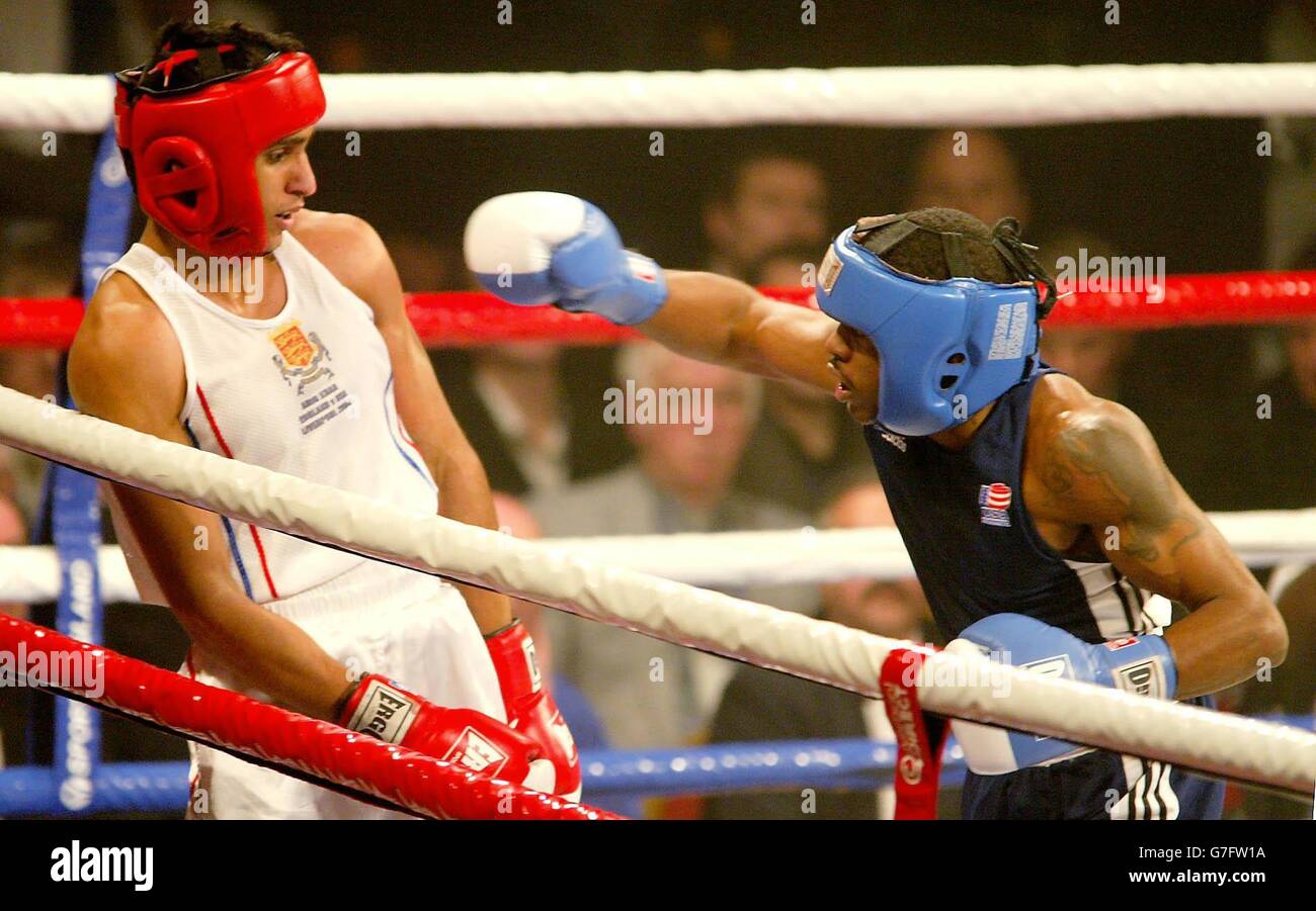 Der englische Amir Khan im Kampf gegen den US-amerikanischen Michael Evans während ihres 60 kg schweren Kampfs im Liverpool Olympia, Liverpool. Khan kehrte drei Monate nach seinem olympischen Silbermedaillenruhm in Athen triumreich zum Ring zurück, als er Evans 35-13 im Amateurinternational besiegte. Khan hob seine Arme zur Anerkennung am Ende, als die Kapazitätsmenge sich erhob, um seinen großartigen, einseitigen Sieg zu bestätigen. Stockfoto