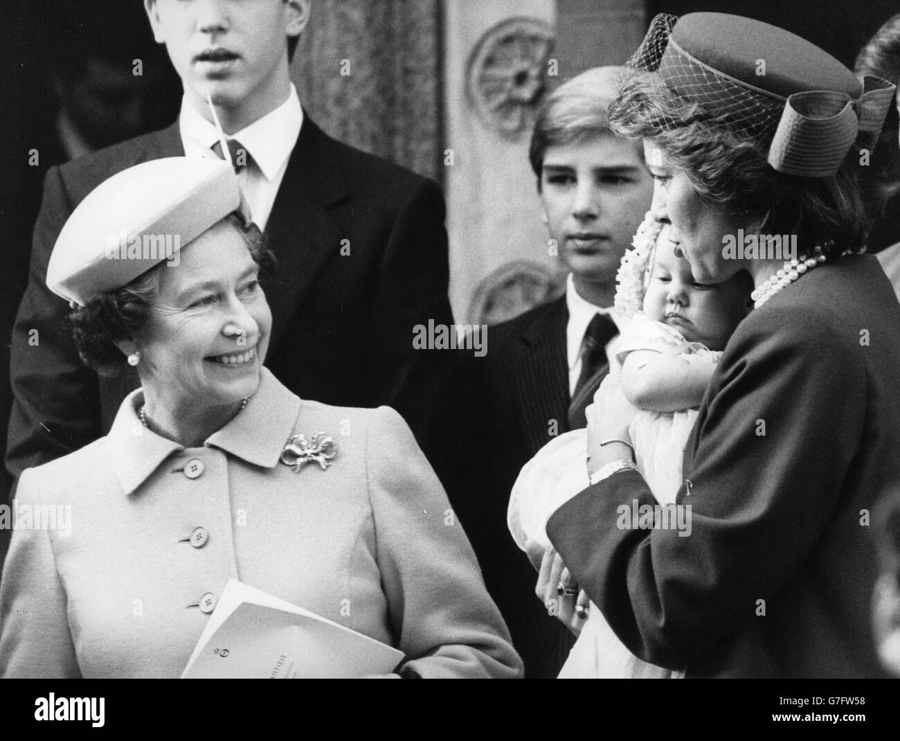 Königin Elizabeth II. Bewundert ihre jüngste Patenkind, Prinzessin Theodora, nach ihrer Taufe in der griechischen Kathedrale in Bayswater, London. Das Baby hält ihre Mutter, die ehemalige Königin Anne-Marie der Hellenen. Stockfoto