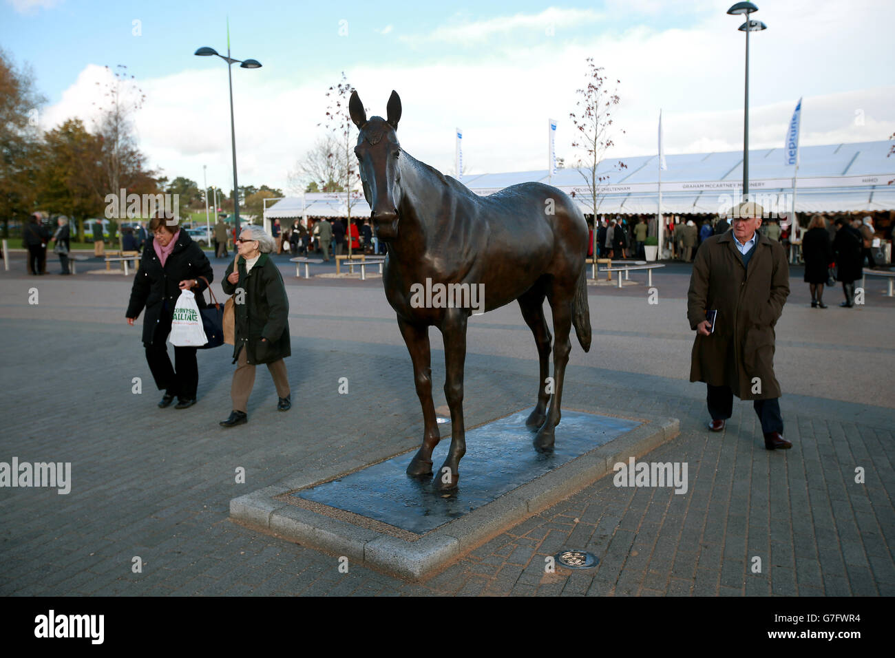 Pferderennen - The Open - Tag 1 - Cheltenham Rennbahn. Eine allgemeine Ansicht der Best Mate Statue auf der Cheltenham Rennbahn Stockfoto