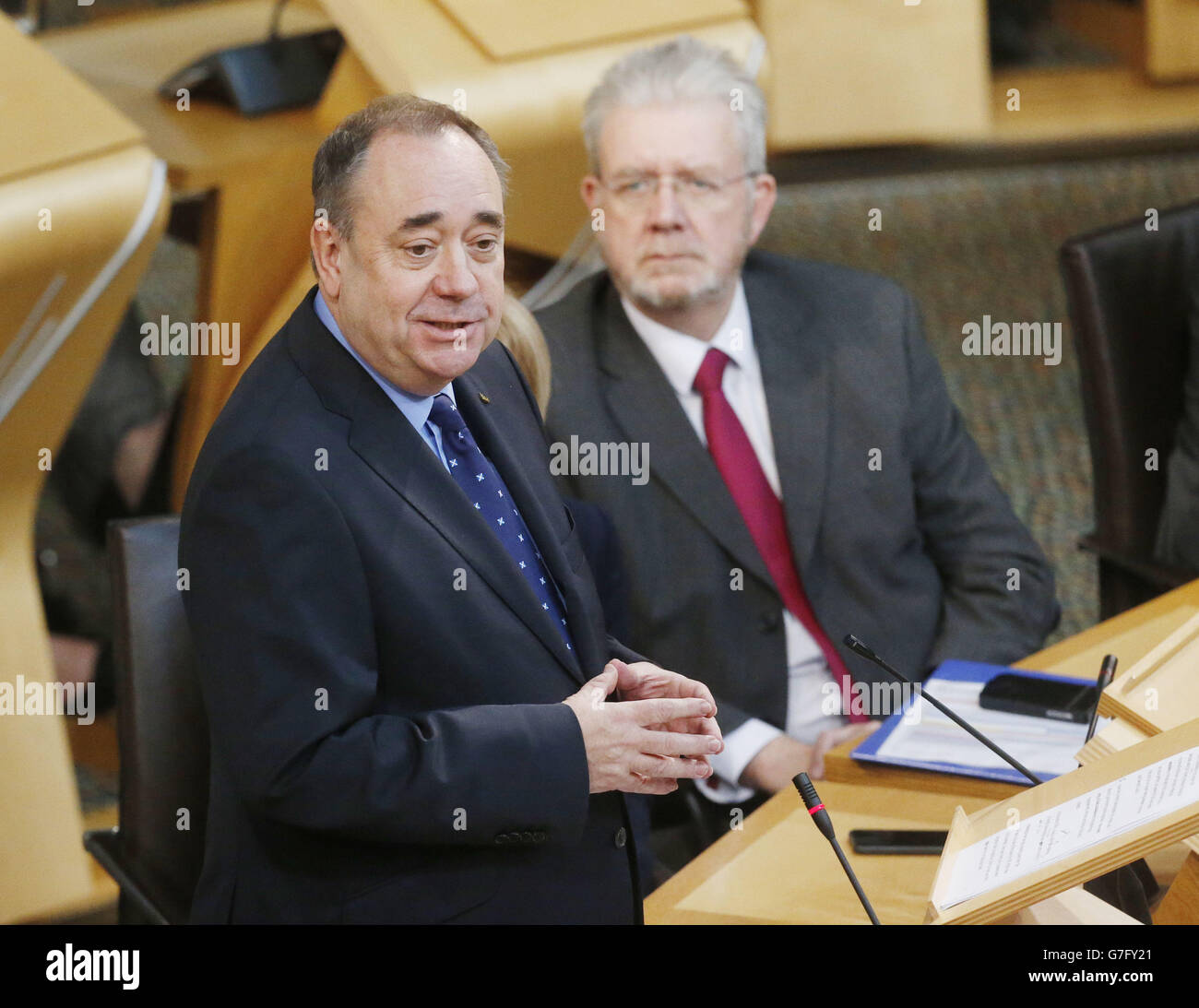 Alex Salmond tritt während einer Erklärung vor dem schottischen Parlament in Edinburgh als erster Minister von Schottland zurück, die den Weg für die Übernahme der neuen SNP-Chefin Nicola Sturgeon ebnet. Stockfoto