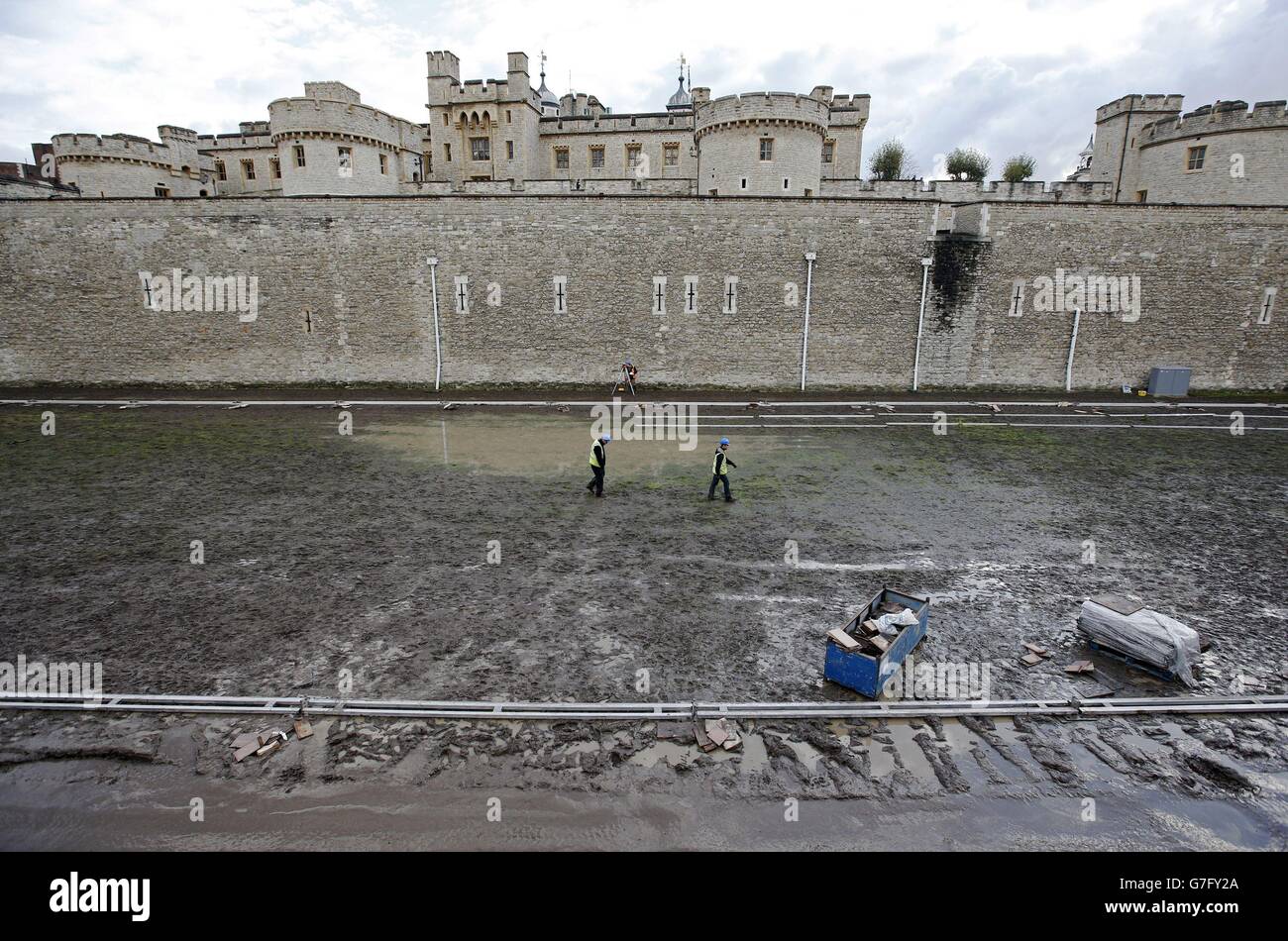 Die Nachwirkungen des Grabens am Tower of London, wo Freiwillige geholfen haben, die Keramikmohn zu demontieren, die Teil der Installation Blood Swept Lands and Seas of Red waren. Stockfoto