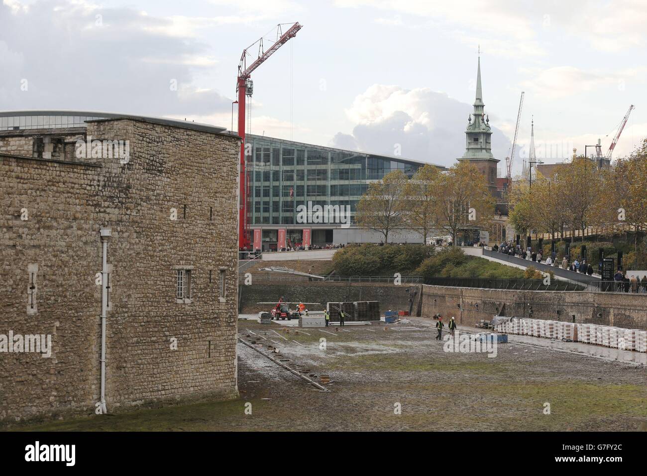 Die Nachwirkungen des Grabens am Tower of London, wo Freiwillige geholfen haben, die keramischen Mohnblumen zu demontieren, die Teil der Installation, Blood Swept Lands und Seas of Red waren. Stockfoto