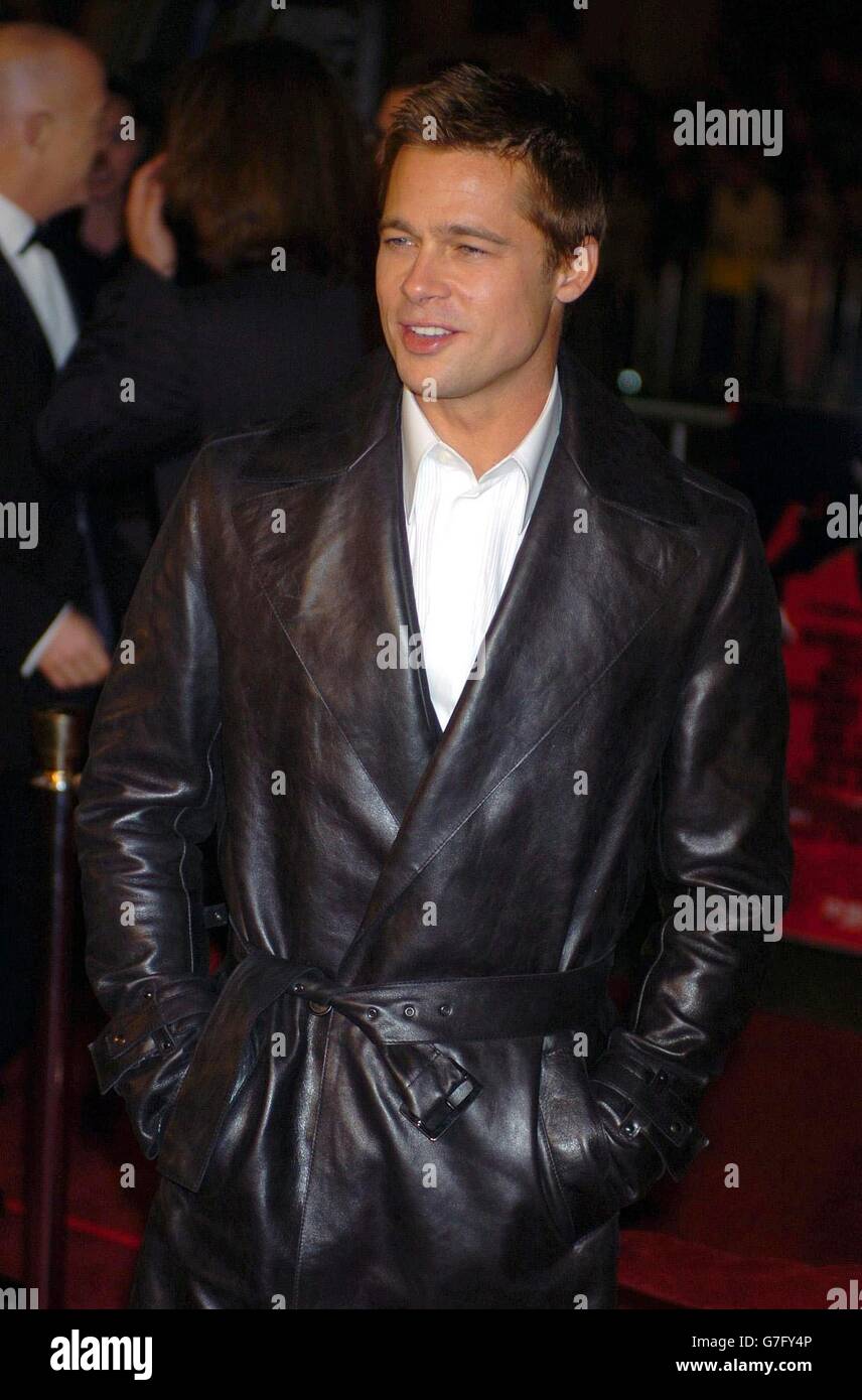 Brad Pitt kommt zur Premiere von Ocean's Twelve im Grauman's Chinese Theatre in Hollywood, Kalifornien. Stockfoto