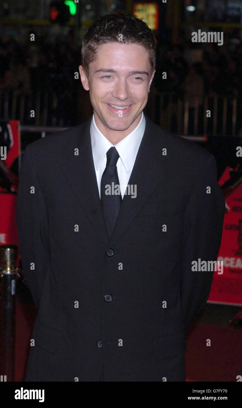 Topher Grace kommt zur Premiere von Ocean's Twelve im Grauman's Chinese Theatre in Hollywood, Kalifornien. Stockfoto