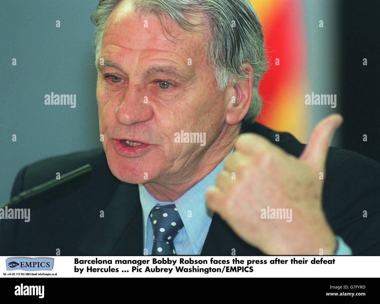 Spanischer Fußball - Barcelona / Hercules. Der Barcelona-Manager Bobby Robson steht der Presse nach ihrer Niederlage durch Hercules gegenüber Stockfoto