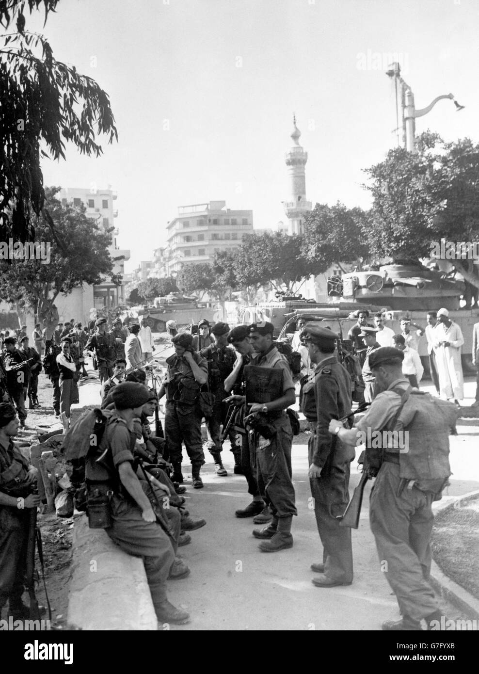 Mitglieder des Royal Marines Commando erhalten ihre Befehle in einer Straße von Port Said, der Stadt, die sie bei den anglo-französischen Landungen gefangen nahmen. Stockfoto