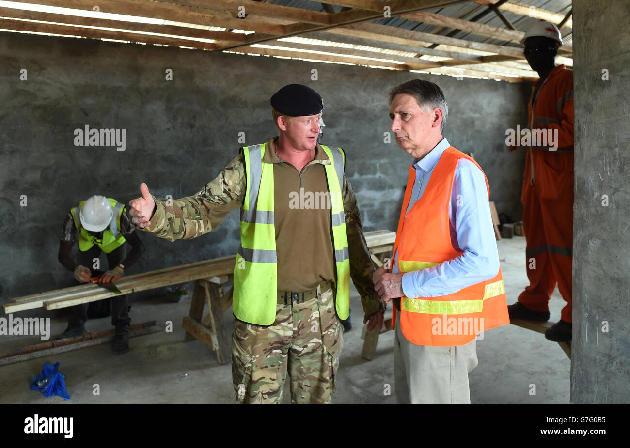 Außenminister Philip Hammond (rechts) wird von WO2 Steve Williamson von den Royal Engineers eines neuen Ebola-Behandlungszentrums in Port Loko, Sierra Leone, geführt. Stockfoto