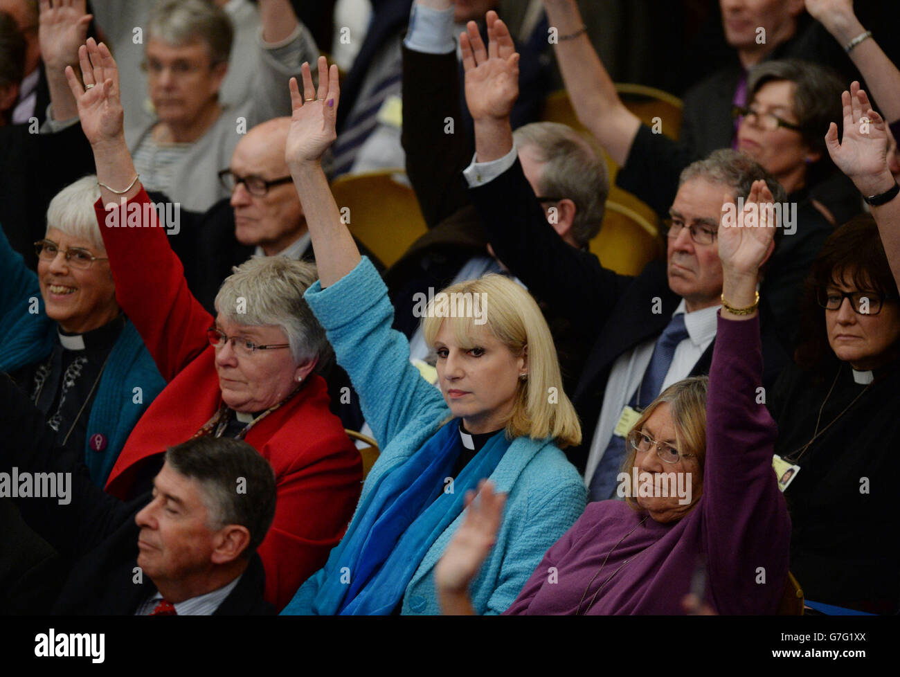 Der Klerus hat bei der anglikanischen Generalsynode im Church House, London, für weibliche Bischöfe gestimmt, so dass Frauen zum ersten Mal Bischöfe werden konnten. Stockfoto