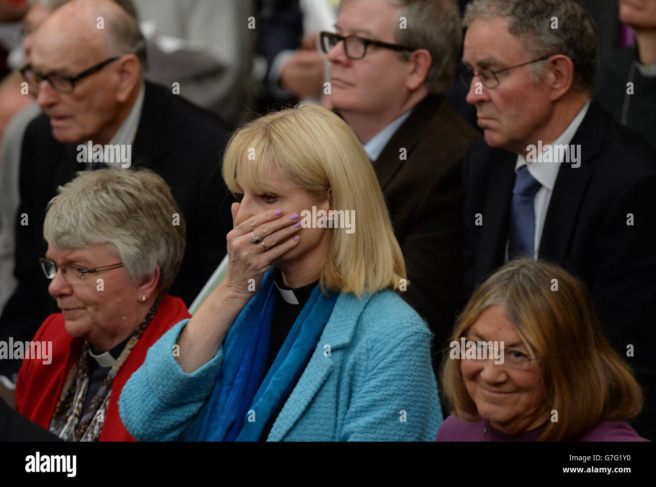 Die Klerus reagieren unmittelbar nach der Generalsynode zugunsten der Frauen Bischöfe im Church House in London, so dass sie zum ersten Mal Bischöfe werden. Stockfoto