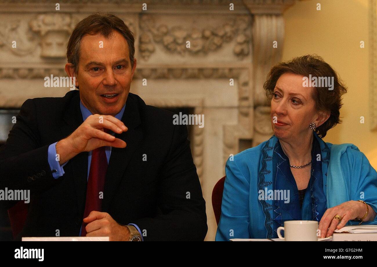 Der britische Premierminister Tony Blair sitzt neben Margaret Beckett, der Staatssekretärin für Umwelt, Ernährung und Angelegenheiten des ländlichen Raums, bei einem Frühstückstreffen in der Downing Street, bei dem ein Entwurf für neue Vorschläge zur Lebensqualität vorgelegt wird. Die neuen Vorschläge umfassen Pläne zur Sanierung lokaler Gemeinschaften, eine fünf-Jahres-Umweltstrategie und eine Überprüfung der Klimaschutzpolitik. Stockfoto