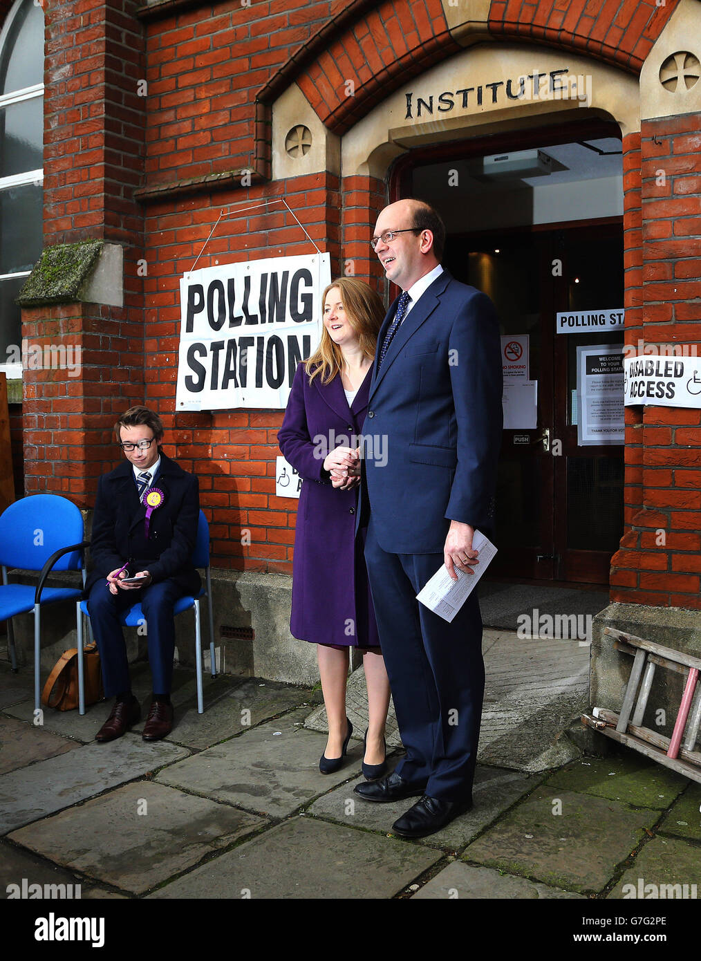 UKIP-Kandidat Mark Reckless kommt mit seiner Frau Catriona an, um bei einer Wahlkampfstation in der Rochester High Street in den Nachwahlen in den Wahlkreisen Rochester und Strood zu wählen. Stockfoto